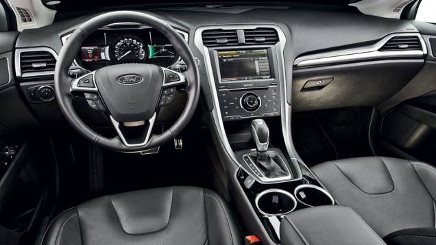Tecnologia digna de um Mercedes intermediário | <a href="https://gutenberg.quatrorodas.abril.com.br/carros/comparativos/sedas-executivos-725990.shtml" rel="migration">Leia mais</a> Tecnologia digna de um Mercedes intermediário | <a href="https://gutenberg.quatrorodas.abril.com.br/carros/comparativos/sedas-executivos-725990.shtml" rel="migration">Leia mais</a>