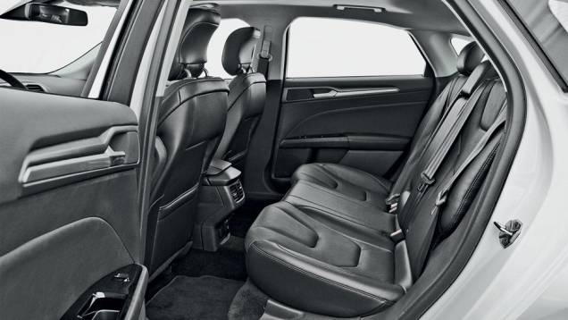 ...para os passageiros do banco traseiro | <a href="https://gutenberg.quatrorodas.abril.com.br/carros/comparativos/sedas-executivos-725990.shtml" rel="migration">Leia mais</a> ...para os passageiros do banco traseiro | <a href="https://gutenberg.quatrorodas.abril.com.br/carros/comparativos/sedas-executivos-725990.shtml" rel="migration">Leia mais</a>