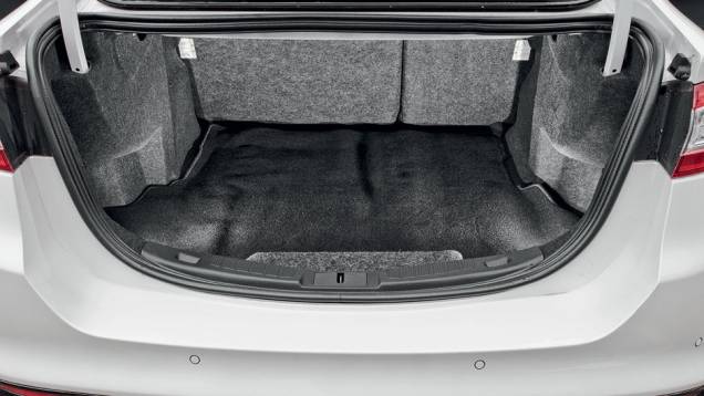 Porta-malas tem capacidade para 453 litros | <a href="https://gutenberg.quatrorodas.abril.com.br/carros/comparativos/sedas-executivos-725990.shtml" rel="migration">Leia mais</a> Porta-malas tem capacidade para 453 litros | <a href="https://gutenberg.quatrorodas.abril.com.br/carros/comparativos/sedas-executivos-725990.shtml" rel="migration">Leia mais</a>