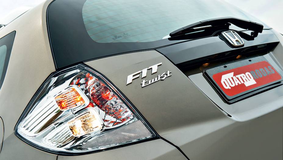 Faróis, lanternas, para-choques e grade têm desenho próprio... | <a href="https://gutenberg.quatrorodas.abril.com.br/carros/lancamentos/honda-fit-twist-725226.shtml" rel="migration">Leia mais</a>