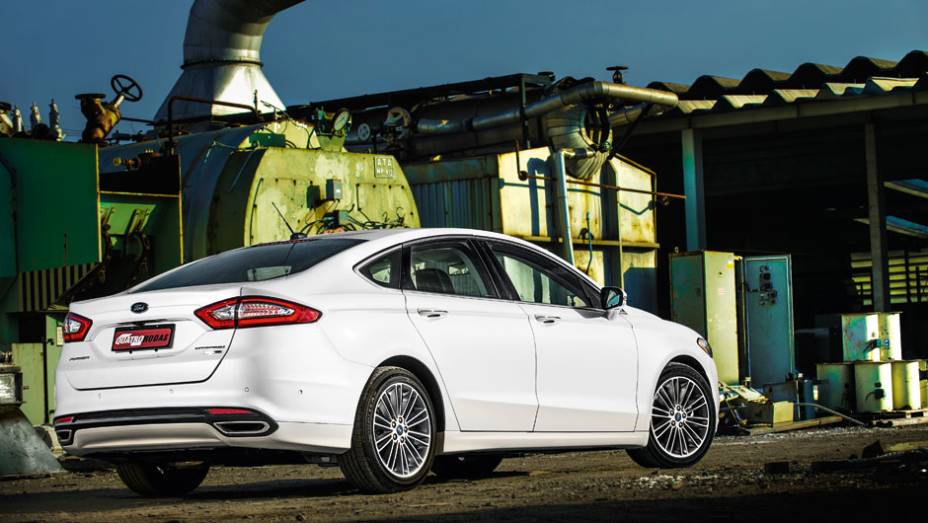 Traseira de Jaguar, outra marca que pertenceu à Ford | <a href="https://gutenberg.quatrorodas.abril.com.br/carros/testes/ford-fusion-2-0-ecoboost-725620.shtml" rel="migration">Leia mais</a>