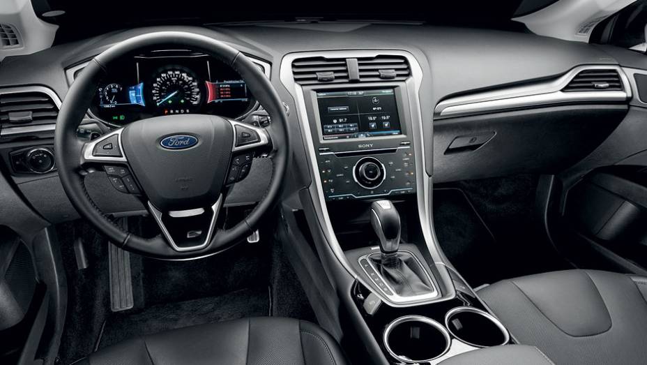 Cabine tem mescla agradável de cores, brilhos e texturas | <a href="https://gutenberg.quatrorodas.abril.com.br/carros/testes/ford-fusion-2-0-ecoboost-725620.shtml" rel="migration">Leia mais</a>