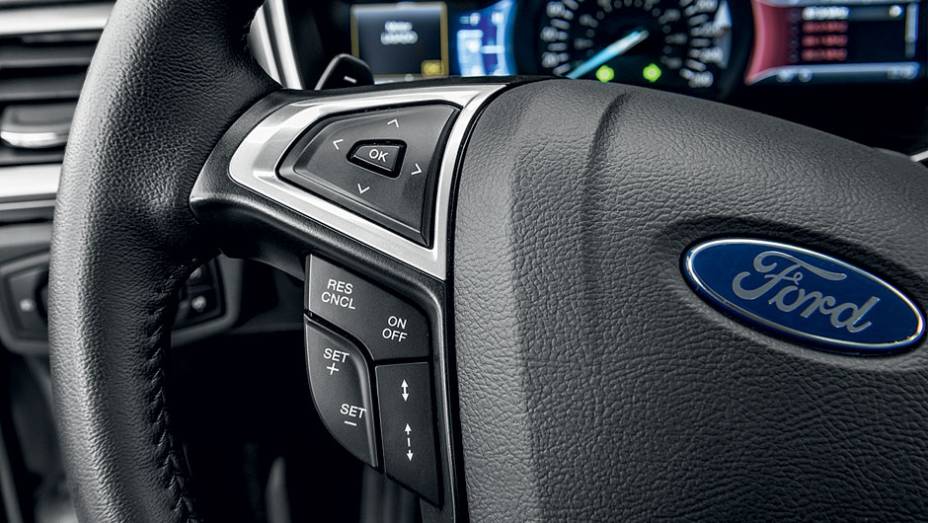 Câmbio, som e cruise-control no volante | <a href="https://gutenberg.quatrorodas.abril.com.br/carros/testes/ford-fusion-2-0-ecoboost-725620.shtml" rel="migration">Leia mais</a>