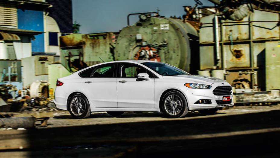 Queda acentuada da coluna C: sedã com ar de cupê | <a href="https://gutenberg.quatrorodas.abril.com.br/carros/testes/ford-fusion-2-0-ecoboost-725620.shtml" rel="migration">Leia mais</a>