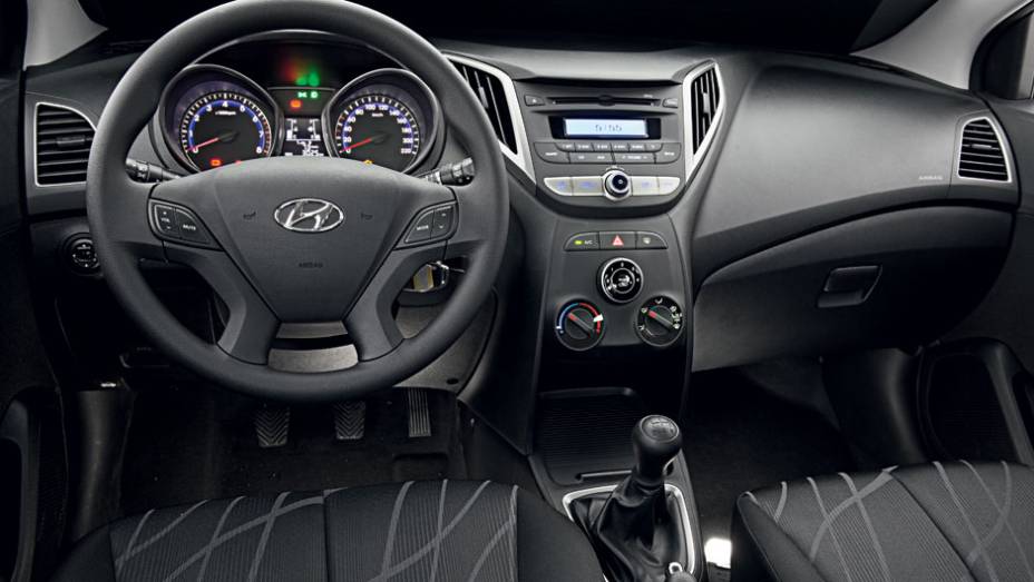 O volante multifuncional agrega os comandos do sistema de som | <a href="https://gutenberg.quatrorodas.abril.com.br/carros/comparativos/hyundai-hb20-1-0-x-1-6-725959.shtml" rel="migration">Leia mais</a>