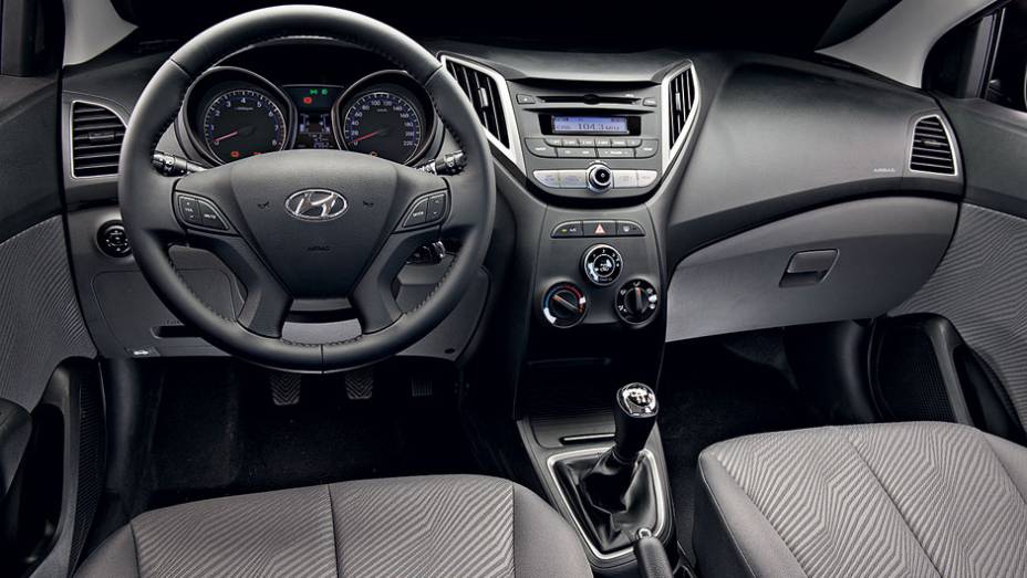 Painel de duas tonalidades e bancos cinza são exclusivos do 1.6 Premium | <a href="https://gutenberg.quatrorodas.abril.com.br/carros/comparativos/hyundai-hb20-1-0-x-1-6-725959.shtml" rel="migration">Leia mais</a> Painel de duas tonalidades e bancos cinza são exclusivos do 1.6 Premium | <a href="https://gutenberg.quatrorodas.abril.com.br/carros/comparativos/hyundai-hb20-1-0-x-1-6-725959.shtml" rel="migration">Leia mais</a>