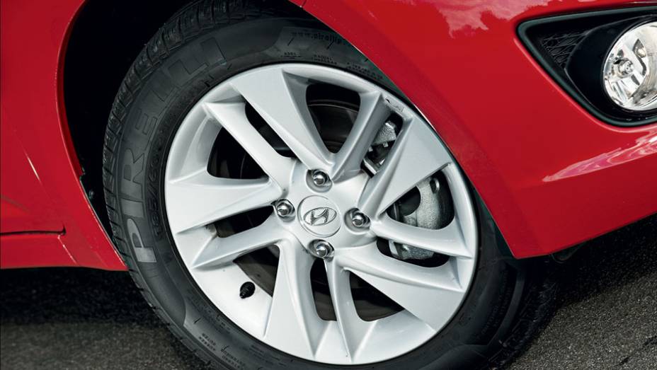 Versão Premium tem rodas aro 15 | <a href="https://gutenberg.quatrorodas.abril.com.br/carros/comparativos/hyundai-hb20-1-0-x-1-6-725959.shtml" rel="migration">Leia mais</a> Versão Premium tem rodas aro 15 | <a href="https://gutenberg.quatrorodas.abril.com.br/carros/comparativos/hyundai-hb20-1-0-x-1-6-725959.shtml" rel="migration">Leia mais</a>