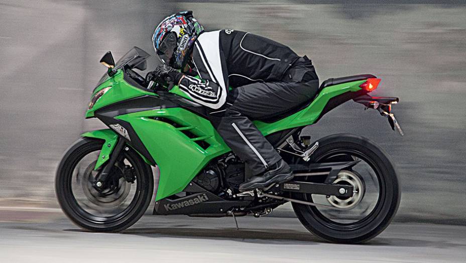 A carenagem é baixa, mas permite abrigo aerodinâmico | <a href="https://gutenberg.quatrorodas.abril.com.br/moto/testes/kawasaki-ninja-300-x-honda-cbr-250r-741248.shtml" rel="migration">Leia mais</a>