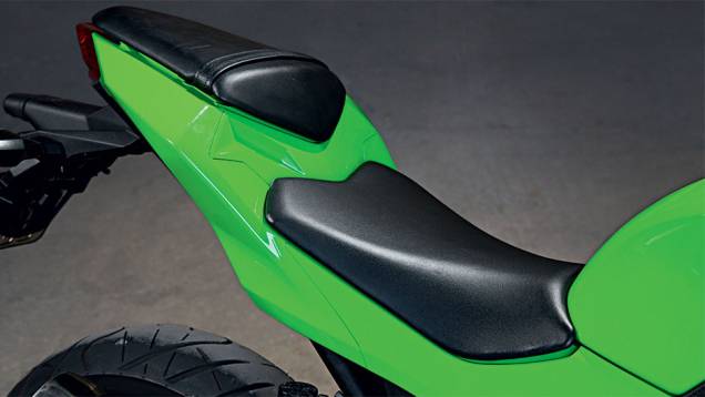 Cockpit radicalmente esporte na Ninja | <a href="https://gutenberg.quatrorodas.abril.com.br/moto/testes/kawasaki-ninja-300-x-honda-cbr-250r-741248.shtml" rel="migration">Leia mais</a> Cockpit radicalmente esporte na Ninja | <a href="https://gutenberg.quatrorodas.abril.com.br/moto/testes/kawasaki-ninja-300-x-honda-cbr-250r-741248.shtml" rel="migration">Leia mais</a>