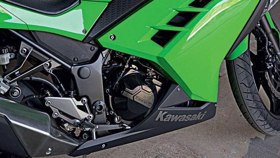 Novo bicilíndrico encoberto pela carenagem | <a href="https://gutenberg.quatrorodas.abril.com.br/moto/testes/kawasaki-ninja-300-x-honda-cbr-250r-741248.shtml" rel="migration">Leia mais</a>