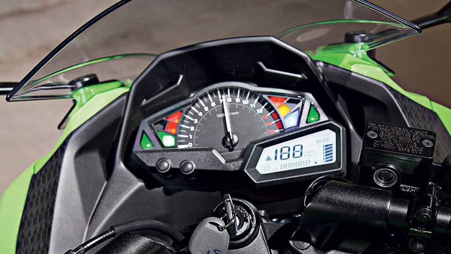 Painel novo na versão de 300 cc, com desenho moderno e boa lei | <a href="https://gutenberg.quatrorodas.abril.com.br/moto/testes/kawasaki-ninja-300-x-honda-cbr-250r-741248.shtml" rel="migration">Leia mais</a>