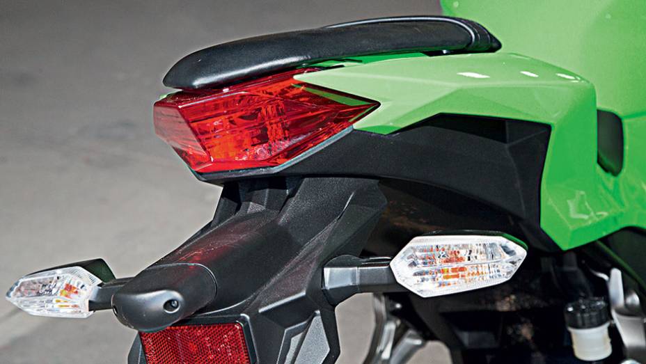 A Ninja não traz alças para amarrar bagagens | <a href="https://gutenberg.quatrorodas.abril.com.br/moto/testes/kawasaki-ninja-300-x-honda-cbr-250r-741248.shtml" rel="migration">Leia mais</a>