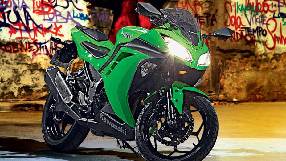 Novo visual ficou mais agressivo e encorpou a moto | <a href="https://gutenberg.quatrorodas.abril.com.br/moto/testes/kawasaki-ninja-300-x-honda-cbr-250r-741248.shtml" rel="migration">Leia mais</a>