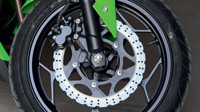 Disco wave e roda preta mais sofisticada | <a href="https://gutenberg.quatrorodas.abril.com.br/moto/testes/kawasaki-ninja-300-x-honda-cbr-250r-741248.shtml" rel="migration">Leia mais</a> Disco wave e roda preta mais sofisticada | <a href="https://gutenberg.quatrorodas.abril.com.br/moto/testes/kawasaki-ninja-300-x-honda-cbr-250r-741248.shtml" rel="migration">Leia mais</a>