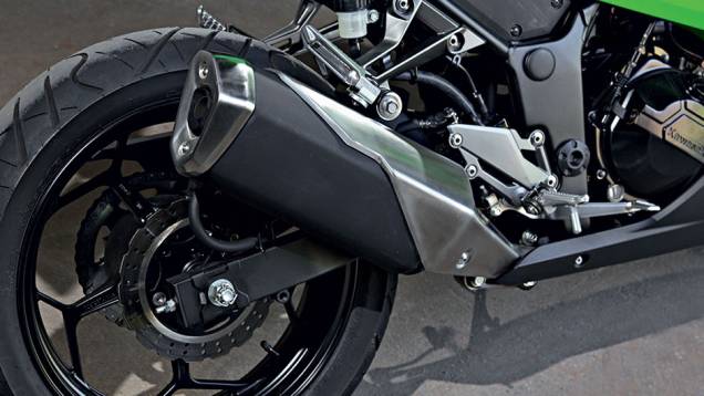 Ponteira tem seção em formato de escudo | <a href="https://gutenberg.quatrorodas.abril.com.br/moto/testes/kawasaki-ninja-300-x-honda-cbr-250r-741248.shtml" rel="migration">Leia mais</a> Ponteira tem seção em formato de escudo | <a href="https://gutenberg.quatrorodas.abril.com.br/moto/testes/kawasaki-ninja-300-x-honda-cbr-250r-741248.shtml" rel="migration">Leia mais</a>
