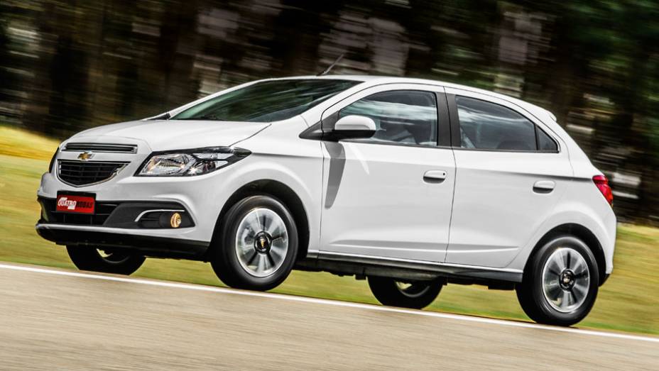 Vincos reforçam a imagem de robustez na lateral | <a href="https://gutenberg.quatrorodas.abril.com.br/carros/testes/chevrolet-onix-725300.shtml" rel="migration">Leia mais</a>