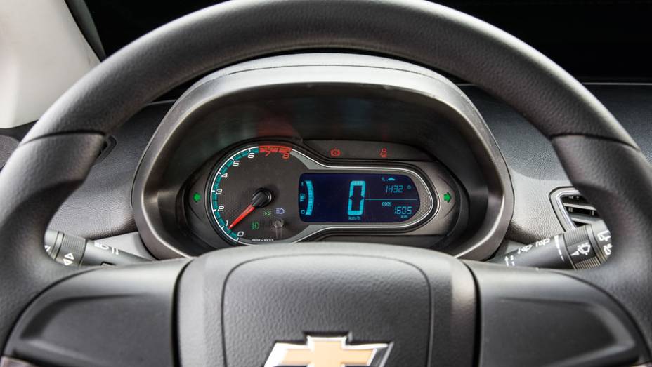 Quadro de instrumentos digital tem desenho exclusivo, mas eletrônica compartilhada | <a href="https://gutenberg.quatrorodas.abril.com.br/carros/testes/chevrolet-onix-725300.shtml" rel="migration">Leia mais</a>