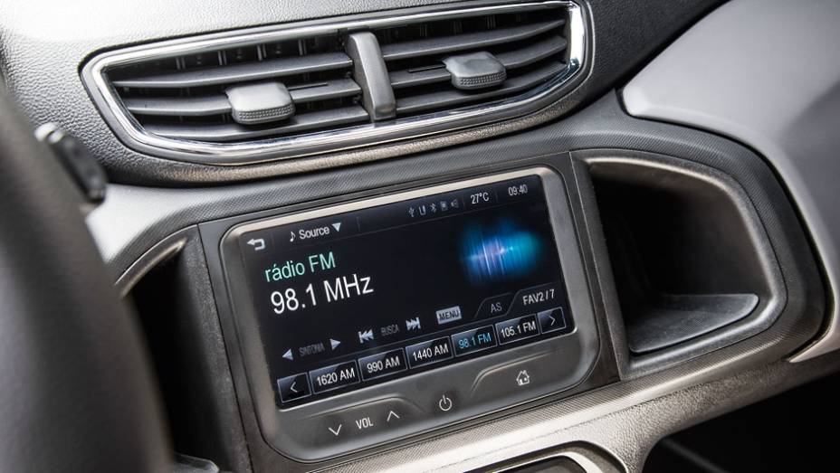 MyLink é uma central de customização e entretenimento | <a href="https://gutenberg.quatrorodas.abril.com.br/carros/testes/chevrolet-onix-725300.shtml" rel="migration">Leia mais</a>