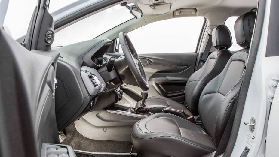 Versão LTZ tem direção e bancos ajustáveis em altura. Couro é opcional | <a href="https://gutenberg.quatrorodas.abril.com.br/carros/testes/chevrolet-onix-725300.shtml" rel="migration">Leia mais</a>