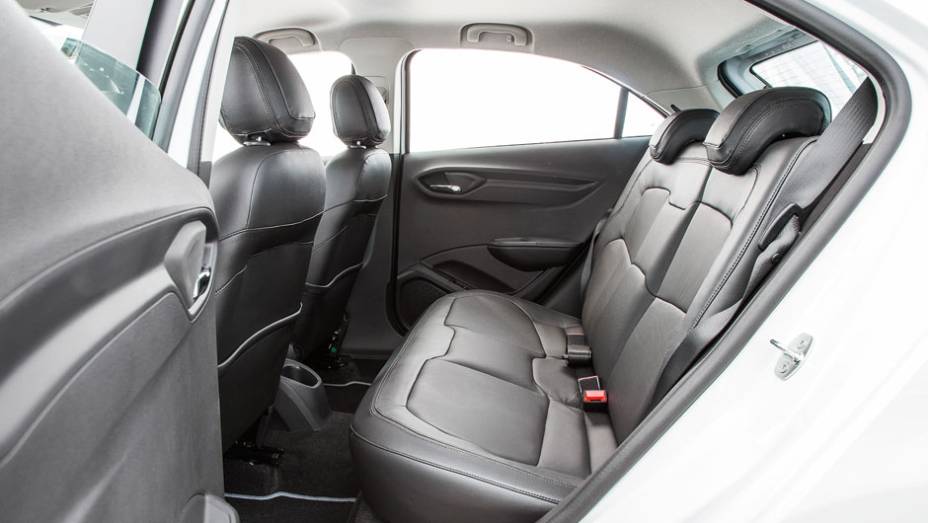 Atrás, o espaço é aceitável para dois adultos, mas falta encosto no meio | <a href="https://gutenberg.quatrorodas.abril.com.br/carros/testes/chevrolet-onix-725300.shtml" rel="migration">Leia mais</a>