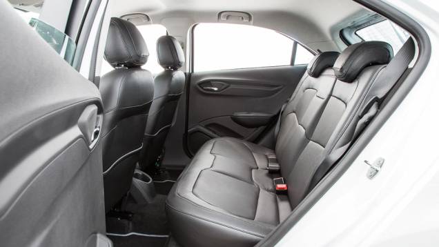 Atrás, o espaço é aceitável para dois adultos, mas falta encosto no meio | <a href="https://gutenberg.quatrorodas.abril.com.br/carros/testes/chevrolet-onix-725300.shtml" rel="migration">Leia mais</a> Atrás, o espaço é aceitável para dois adultos, mas falta encosto no meio | <a href="https://gutenberg.quatrorodas.abril.com.br/carros/testes/chevrolet-onix-725300.shtml" rel="migration">Leia mais</a>