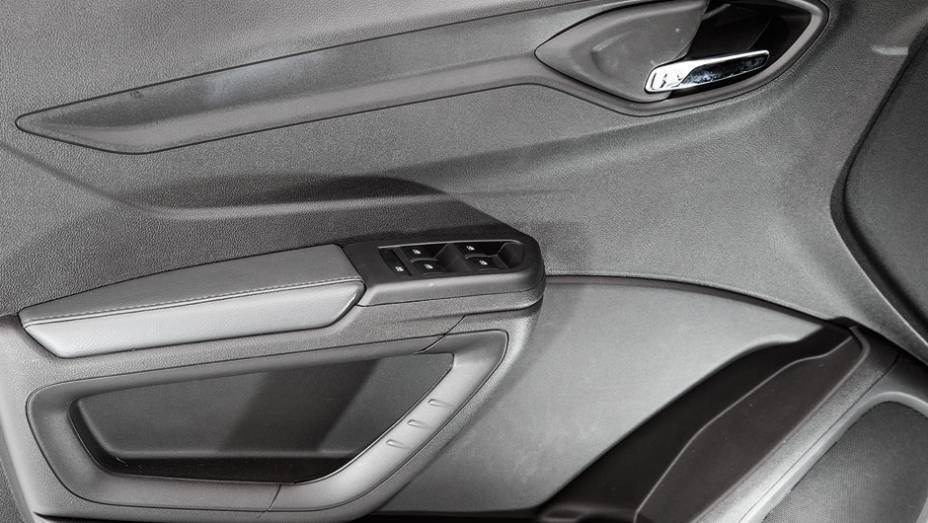 Puxador belo, mas pouco ergonômico | <a href="https://gutenberg.quatrorodas.abril.com.br/carros/testes/chevrolet-onix-725300.shtml" rel="migration">Leia mais</a>