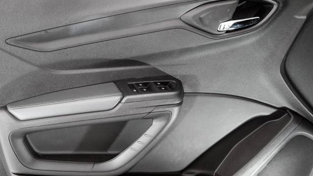 Puxador belo, mas pouco ergonômico | <a href="https://gutenberg.quatrorodas.abril.com.br/carros/testes/chevrolet-onix-725300.shtml" rel="migration">Leia mais</a> Puxador belo, mas pouco ergonômico | <a href="https://gutenberg.quatrorodas.abril.com.br/carros/testes/chevrolet-onix-725300.shtml" rel="migration">Leia mais</a>