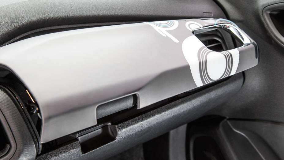 Aplique estilizado é um acessório | <a href="https://gutenberg.quatrorodas.abril.com.br/carros/testes/chevrolet-onix-725300.shtml" rel="migration">Leia mais</a>