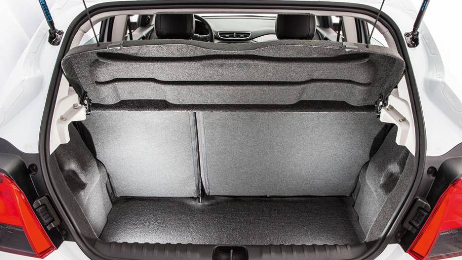 Porta-malas comporta 280 litros e conta com bancos rebatíveis em duas partes | <a href="https://gutenberg.quatrorodas.abril.com.br/carros/testes/chevrolet-onix-725300.shtml" rel="migration">Leia mais</a>
