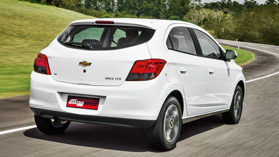Traseira tem forte semelhança com o Gol no contorno das lanternas | <a href="https://gutenberg.quatrorodas.abril.com.br/carros/testes/chevrolet-onix-725300.shtml" rel="migration">Leia mais</a>