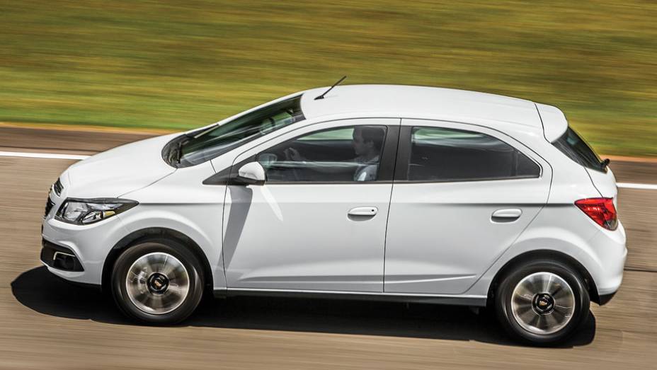 Silhueta é mais proporcional que a do Agile | <a href="https://gutenberg.quatrorodas.abril.com.br/carros/testes/chevrolet-onix-725300.shtml" rel="migration">Leia mais</a>