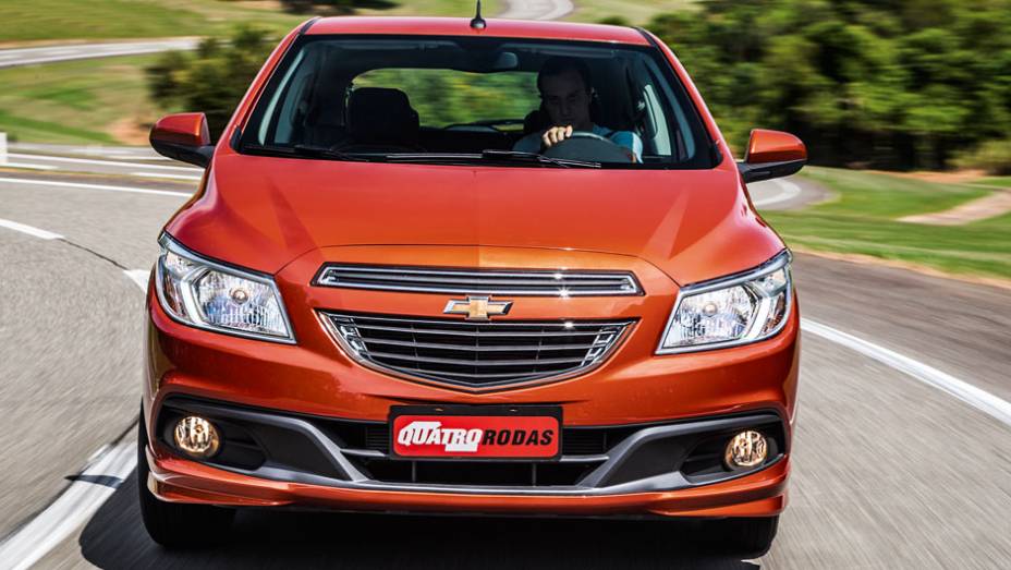 ... e coluna de direção ajustável em altura. O sistema multimídia é opcional | <a href="https://gutenberg.quatrorodas.abril.com.br/carros/testes/chevrolet-onix-725300.shtml" rel="migration">Leia mais</a>