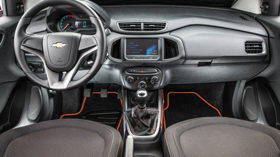 Bancos são envolventes e usam tecido agradável ao toque | <a href="https://gutenberg.quatrorodas.abril.com.br/carros/testes/chevrolet-onix-725300.shtml" rel="migration">Leia mais</a>