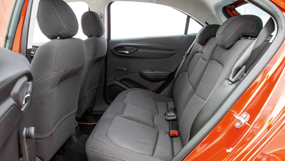 Versão de entrada vem com calotas e rodas de aço | <a href="https://gutenberg.quatrorodas.abril.com.br/carros/testes/chevrolet-onix-725300.shtml" rel="migration">Leia mais</a>