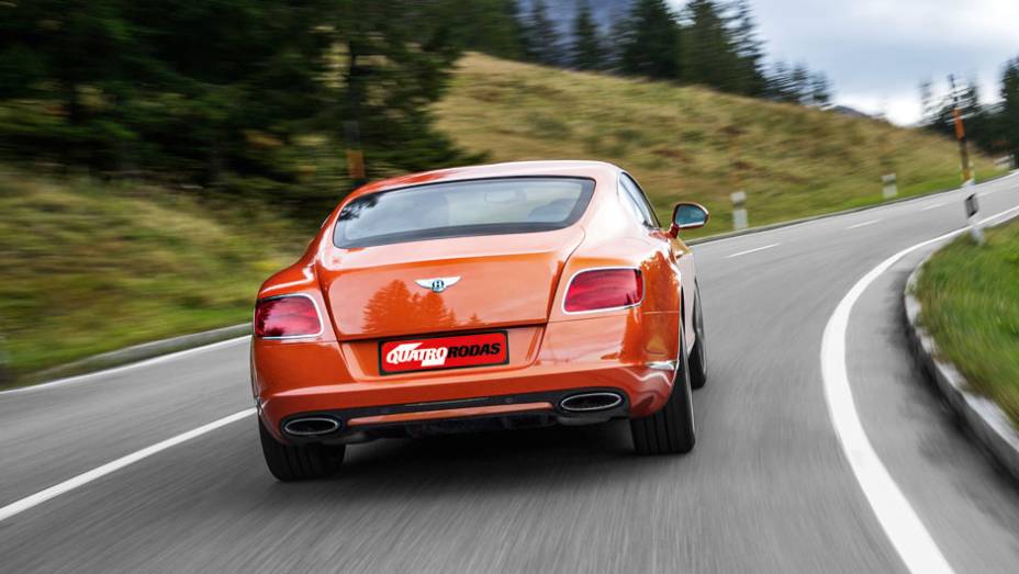 O para-choque ganhou um nicho para acomodar a placa | <a href="https://gutenberg.quatrorodas.abril.com.br/carros/impressoes/bentley-continental-gt-speed-725615.shtml" rel="migration">Leia mais</a>