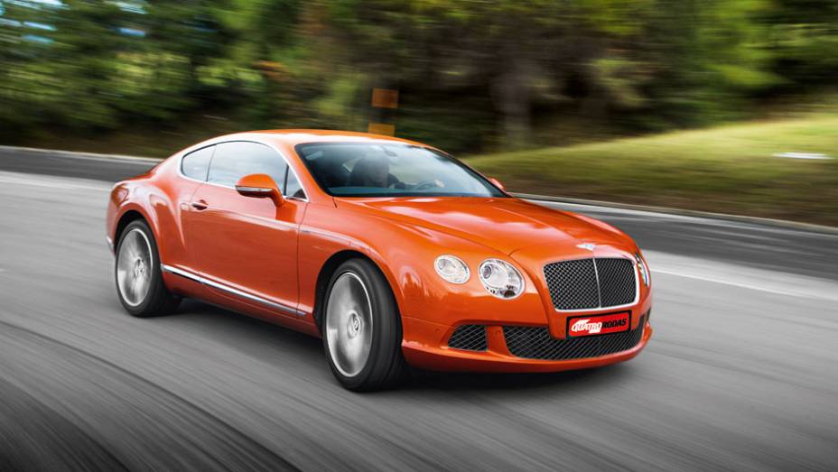 O cupê de duas portas abusa nas medidas: comprimento de 4,81 metros e mais de 2,3 toneladas de peso total | <a href="https://gutenberg.quatrorodas.abril.com.br/carros/impressoes/bentley-continental-gt-speed-725615.shtml" rel="migration">Leia mais</a>