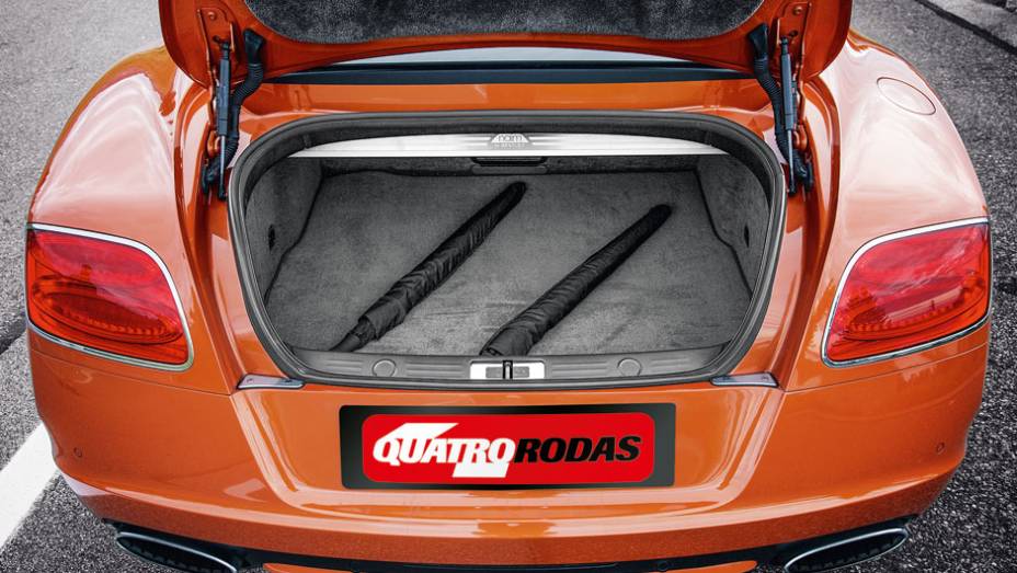 Abertura apertada do porta-malas, que tem capacidade de hatch médio: 358 litros | <a href="https://gutenberg.quatrorodas.abril.com.br/carros/impressoes/bentley-continental-gt-speed-725615.shtml" rel="migration">Leia mais</a>