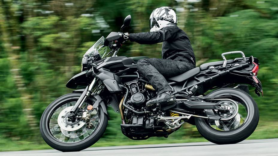 Visual puxado da BMW e estabilidade ainda melhor | <a href="https://gutenberg.quatrorodas.abril.com.br/moto/testes/bmw-f-800-gs-x-triumph-tiger-800-xc-741460.shtml" rel="migration">Leia mais</a>