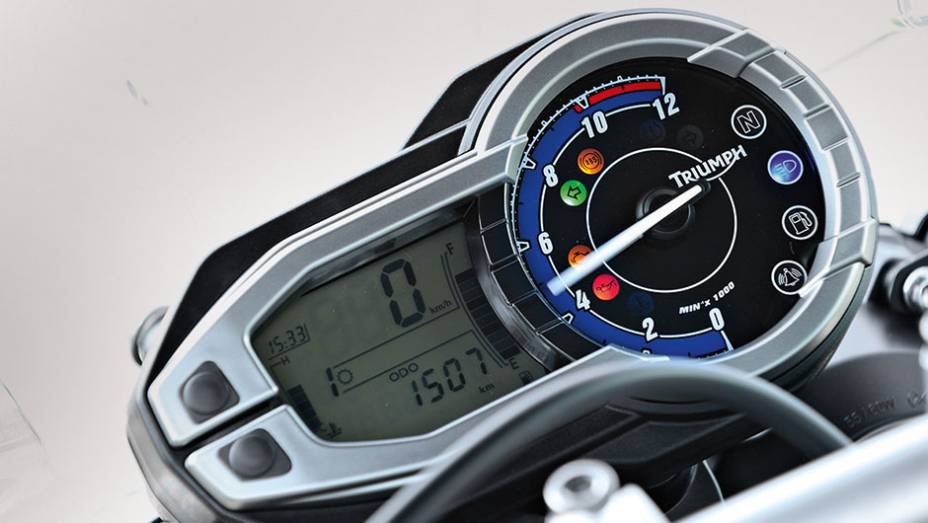 Painel mais simples na Tiger, com o velocímetro incorporado ao LCD | <a href="https://gutenberg.quatrorodas.abril.com.br/moto/testes/bmw-f-800-gs-x-triumph-tiger-800-xc-741460.shtml" rel="migration">Leia mais</a>