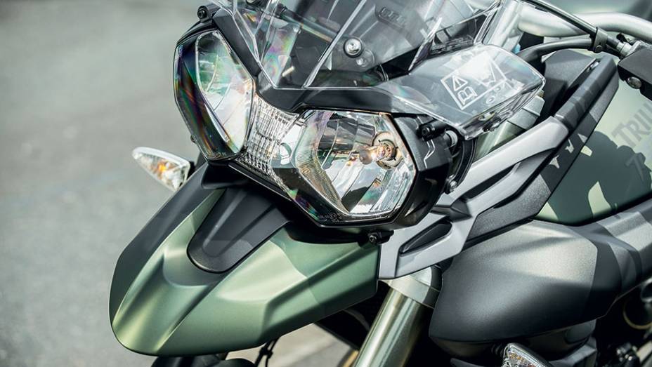 Vincos na bolha e no para-lama fixo, inspirados na rival | <a href="https://gutenberg.quatrorodas.abril.com.br/moto/testes/bmw-f-800-gs-x-triumph-tiger-800-xc-741460.shtml" rel="migration">Leia mais</a>