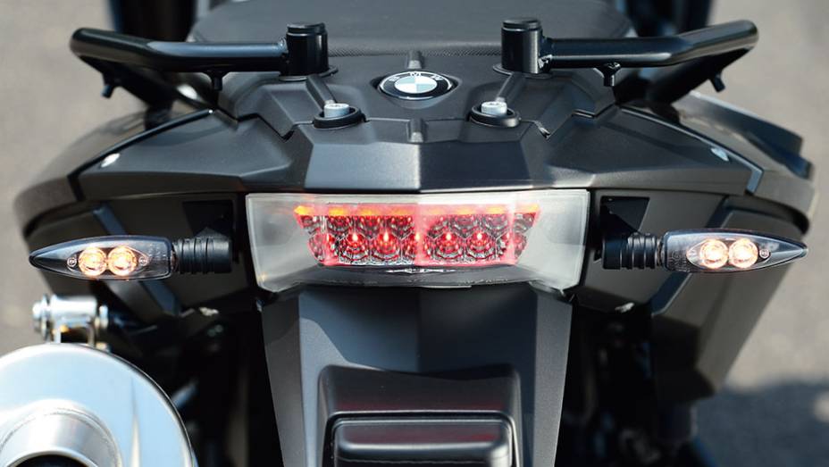 Leds, alças e bagageiro na traseira da BMW | <a href="https://gutenberg.quatrorodas.abril.com.br/moto/testes/bmw-f-800-gs-x-triumph-tiger-800-xc-741460.shtml" rel="migration">Leia mais</a>