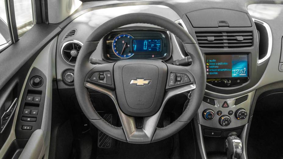 O volante é de Cruze, a instrumentação analógico-digital remete à do Cobalt e a parte central do painel lembra a do EcoSport | <a href="https://gutenberg.quatrorodas.abril.com.br/carros/impressoes/chevrolet-trax-725231.shtml" rel="migration">Leia mais</a>