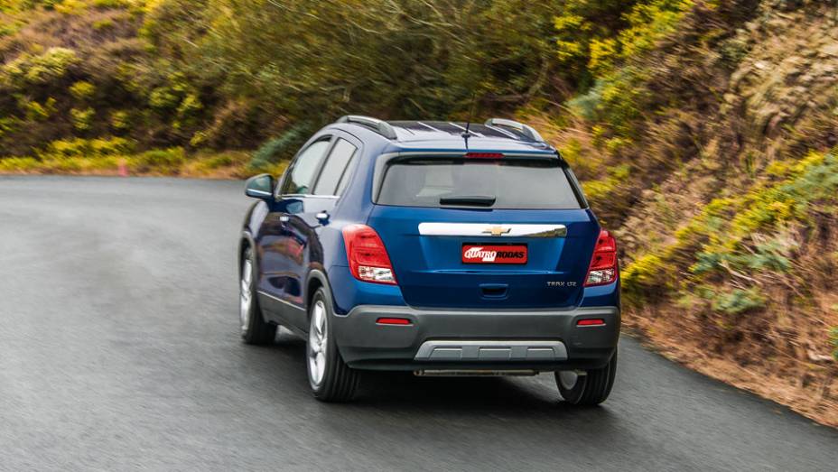 Com 4,25 metros, o Trax é maior que o EcoSport (4,24 metros, incluindo o estepe na traseira) e 6 cm menor que o Duster | <a href="https://gutenberg.quatrorodas.abril.com.br/carros/impressoes/chevrolet-trax-725231.shtml" rel="migration">Leia mais</a> Com 4,25 metros, o Trax é maior que o EcoSport (4,24 metros, incluindo o estepe na traseira) e 6 cm menor que o Duster | <a href="https://gutenberg.quatrorodas.abril.com.br/carros/impressoes/chevrolet-trax-725231.shtml" rel="migration">Leia mais</a>