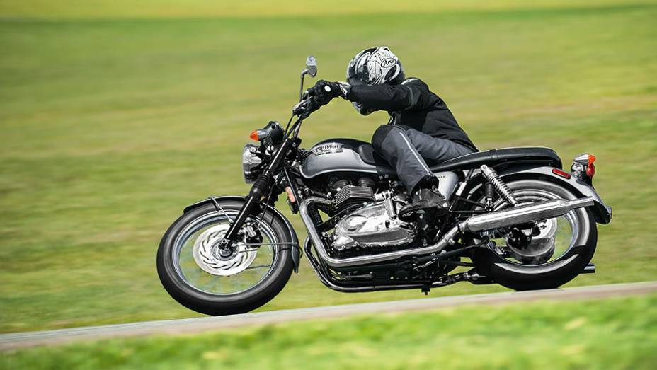 Estilo e alto desempenho em curvas na pista | <a href="https://gutenberg.quatrorodas.abril.com.br/moto/testes/triumph-bonneville-t100-741213.shtml" rel="migration">Leia mais</a>