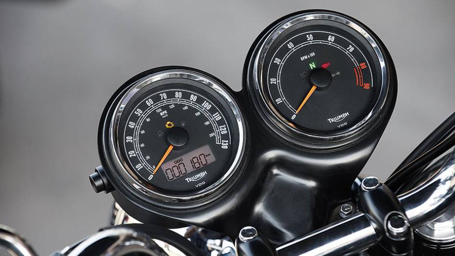 Painel com 2 visores redondos e pequeno LCD | <a href="https://gutenberg.quatrorodas.abril.com.br/moto/testes/triumph-bonneville-t100-741213.shtml" rel="migration">Leia mais</a>