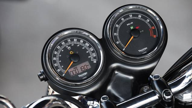 Painel com 2 visores redondos e pequeno LCD | <a href="https://gutenberg.quatrorodas.abril.com.br/moto/testes/triumph-bonneville-t100-741213.shtml" rel="migration">Leia mais</a> Painel com 2 visores redondos e pequeno LCD | <a href="https://gutenberg.quatrorodas.abril.com.br/moto/testes/triumph-bonneville-t100-741213.shtml" rel="migration">Leia mais</a>