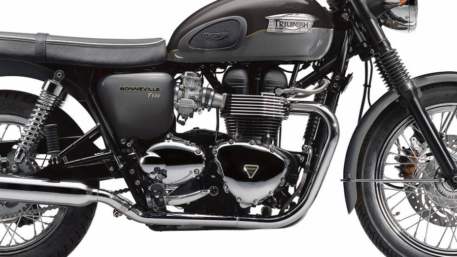 Corpo da injeção apenas imita um carburador | <a href="https://gutenberg.quatrorodas.abril.com.br/moto/testes/triumph-bonneville-t100-741213.shtml" rel="migration">Leia mais</a>