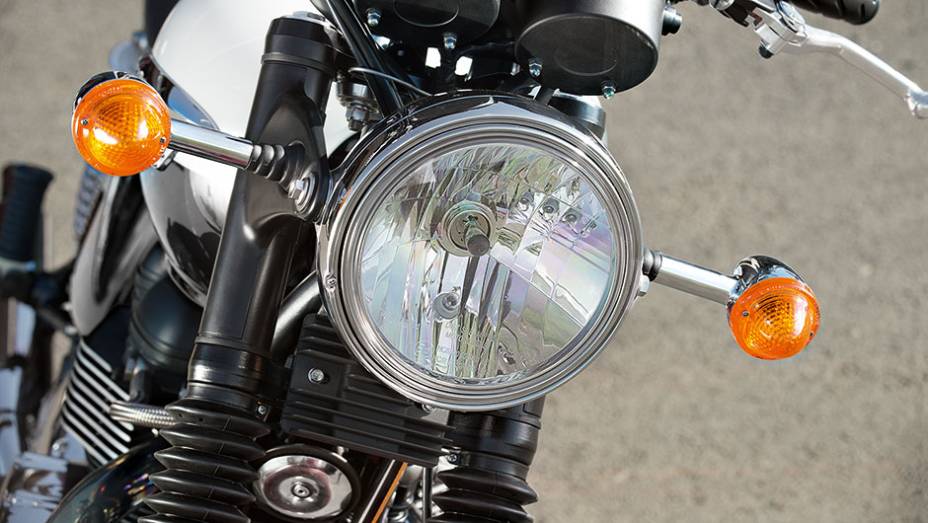 Farol redondo e capas sanfonadas no garfo | <a href="https://gutenberg.quatrorodas.abril.com.br/moto/testes/triumph-bonneville-t100-741213.shtml" rel="migration">Leia mais</a>