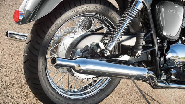 Com estilo até no cobre-corrente | <a href="https://gutenberg.quatrorodas.abril.com.br/moto/testes/triumph-bonneville-t100-741213.shtml" rel="migration">Leia mais</a> Com estilo até no cobre-corrente | <a href="https://gutenberg.quatrorodas.abril.com.br/moto/testes/triumph-bonneville-t100-741213.shtml" rel="migration">Leia mais</a>