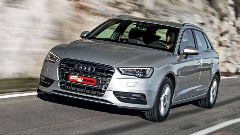 Rracks no teto reforçam seu estilo perua | <a href="https://gutenberg.quatrorodas.abril.com.br/carros/impressoes/audi-a3-sportback-729774.shtml" rel="migration">Leia mais</a>